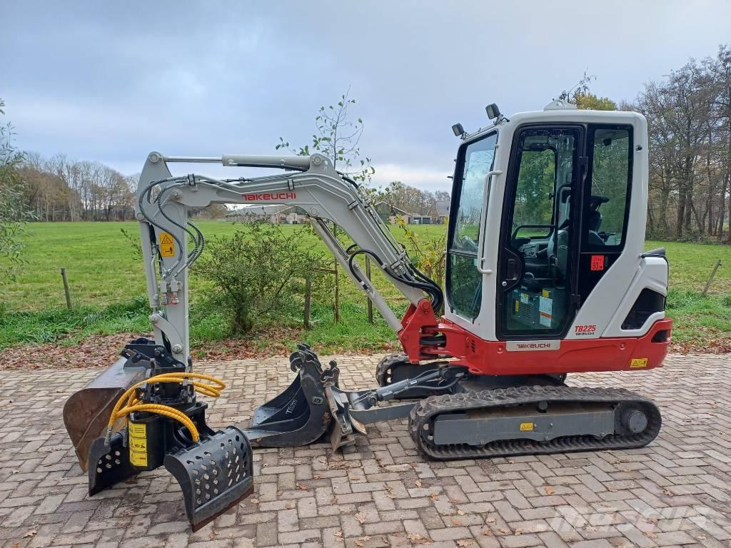 Takeuchi TB 225 Minigraafmachines < 7t