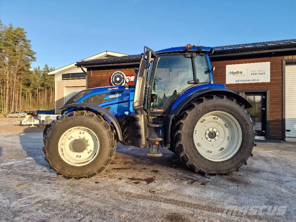 Valtra T 215 V Tractoren