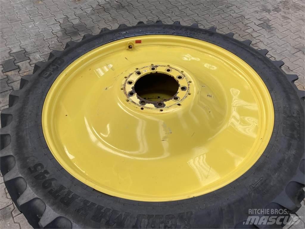 BKT 320/90R54 Banden, wielen en velgen