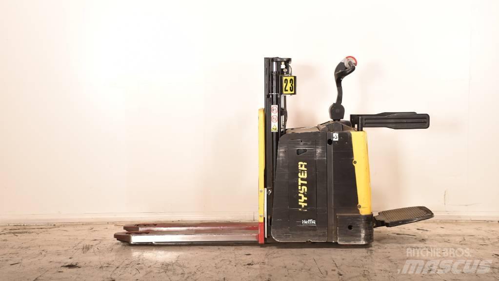 Hyster P2.0SD Pallettruck met meerij platform