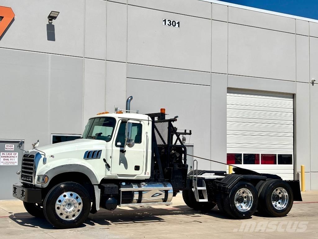 Mack GU713 Sleepwagens