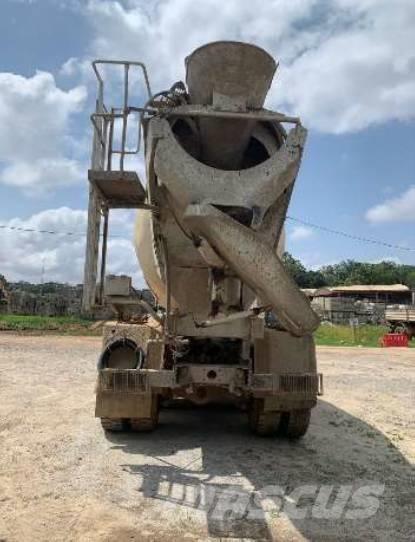 Iveco Trakker 440 Betonmixers en pompen