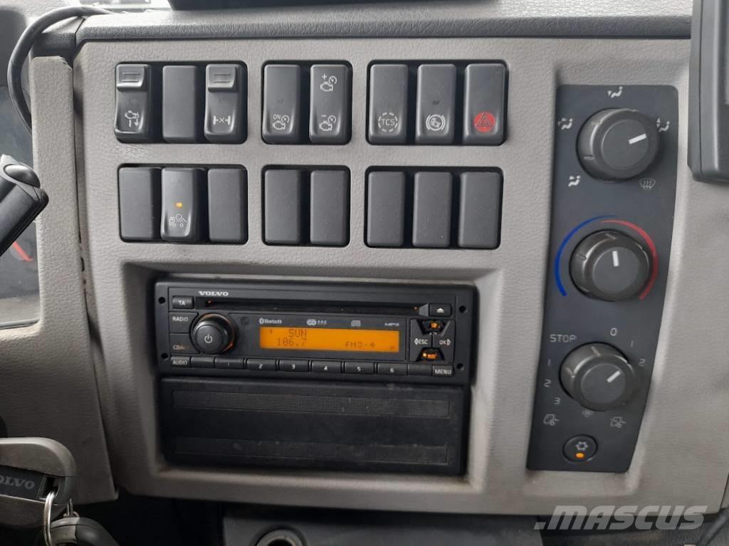 Volvo FL 240 Vlakke laadvloer met kraan