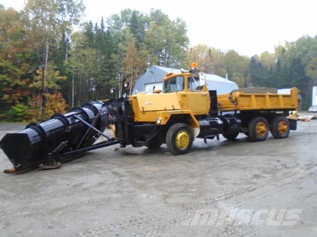 Mack RM 6866 S Sneeuwschuivers en -ploegen
