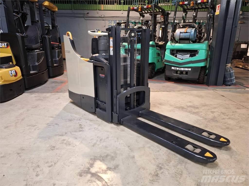 Crown DT3040 Zelfrijdende stapelaars