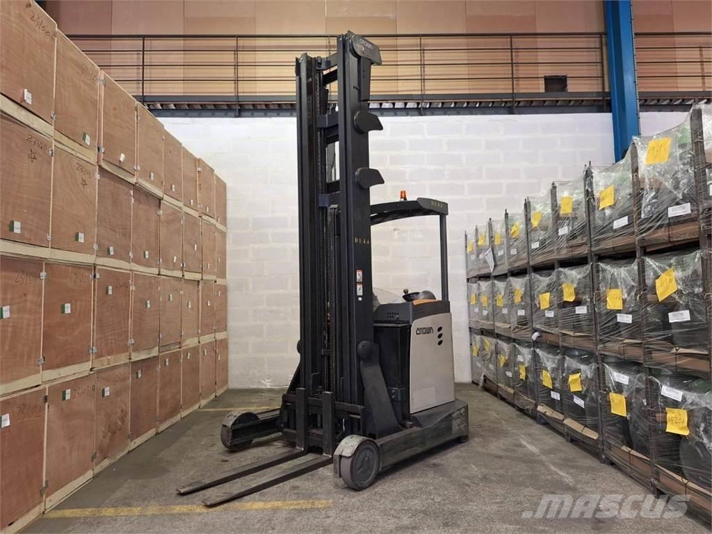 Crown ESR 5260 Reachtruck voor hoog niveau
