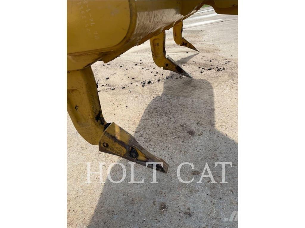 CAT 140 Graders