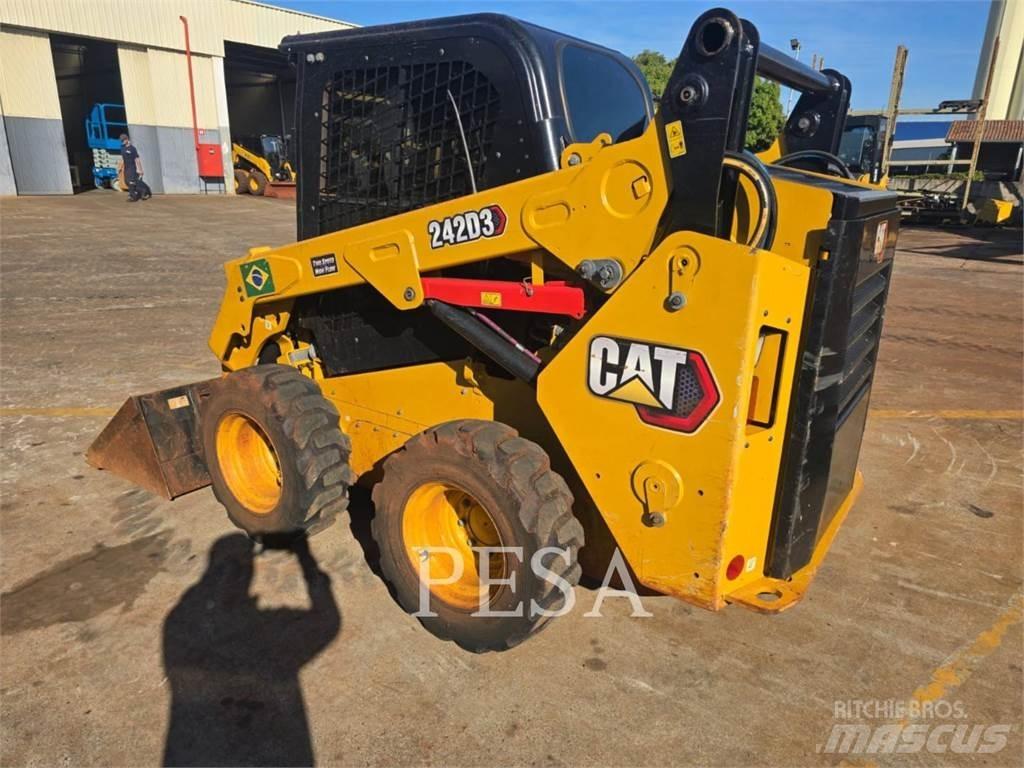 CAT 242 D Schrankladers