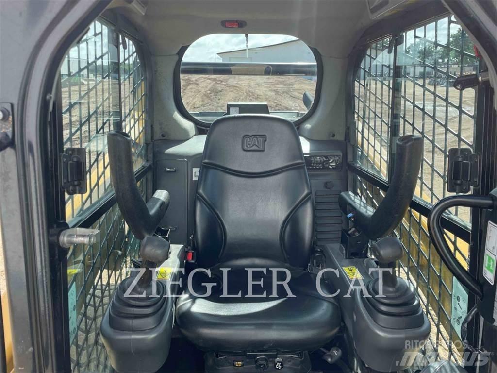 CAT 242D Schrankladers