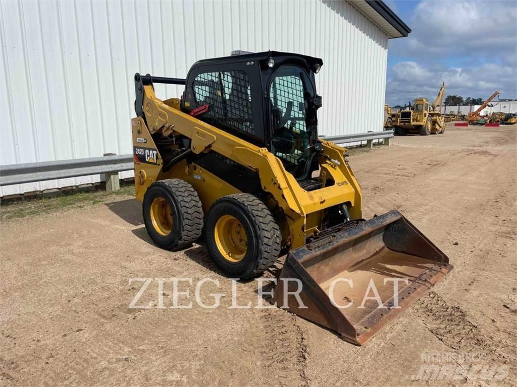 CAT 242D Schrankladers