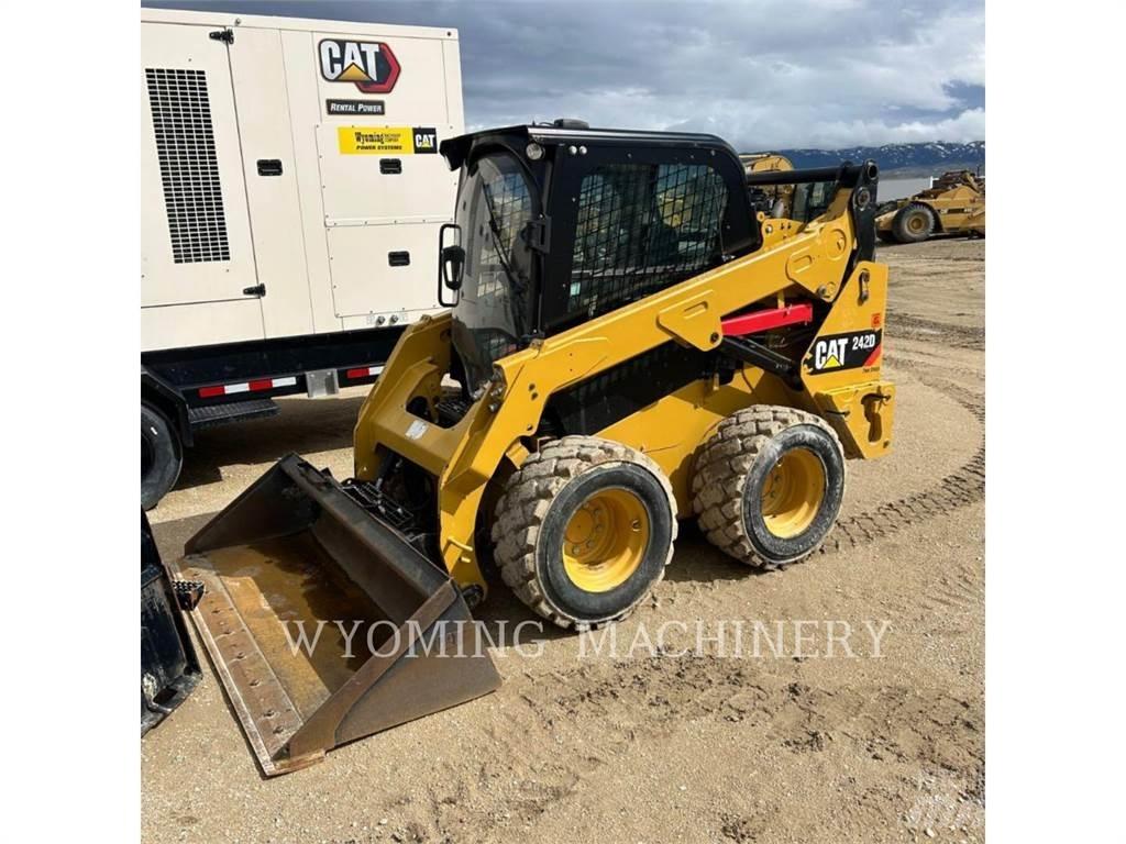 CAT 242D Schrankladers