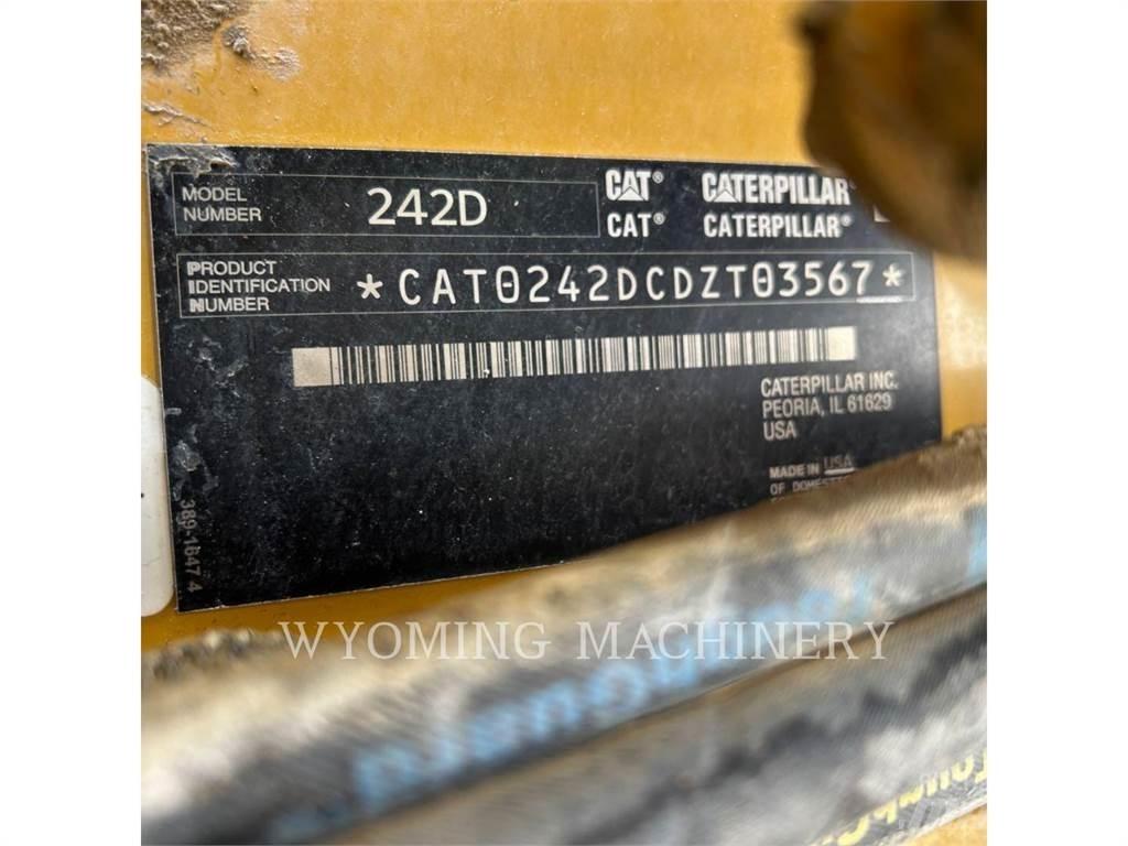 CAT 242D Schrankladers