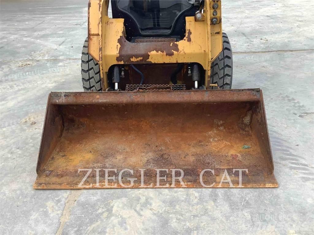 CAT 242D Schrankladers