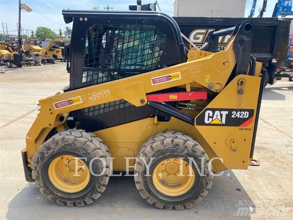 CAT 242D Schrankladers