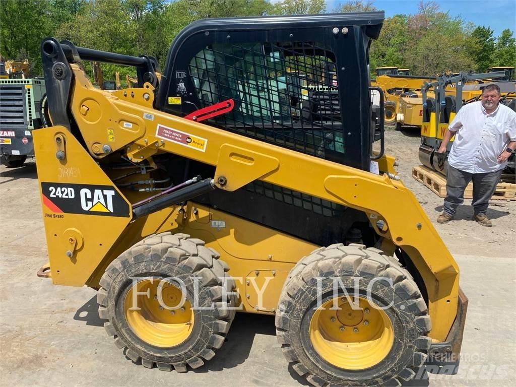 CAT 242D Schrankladers