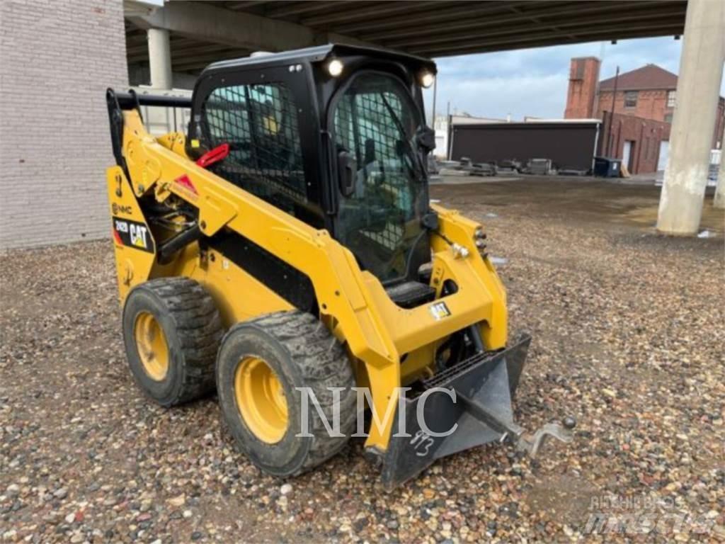 CAT 242D Schrankladers