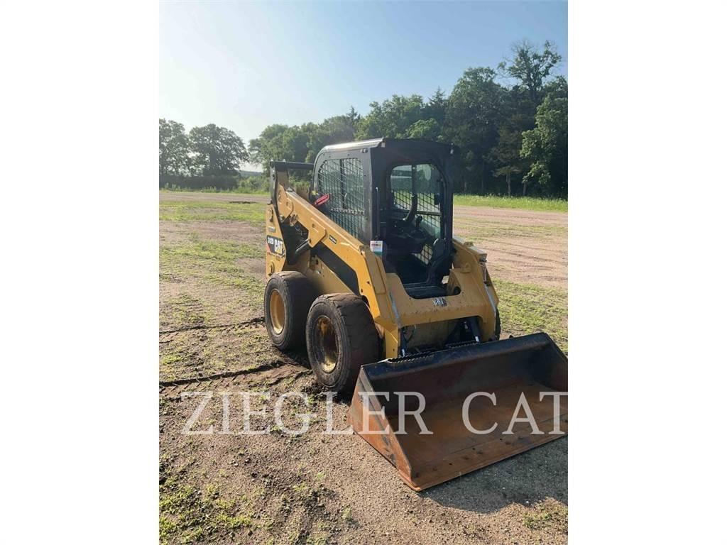 CAT 242D Schrankladers