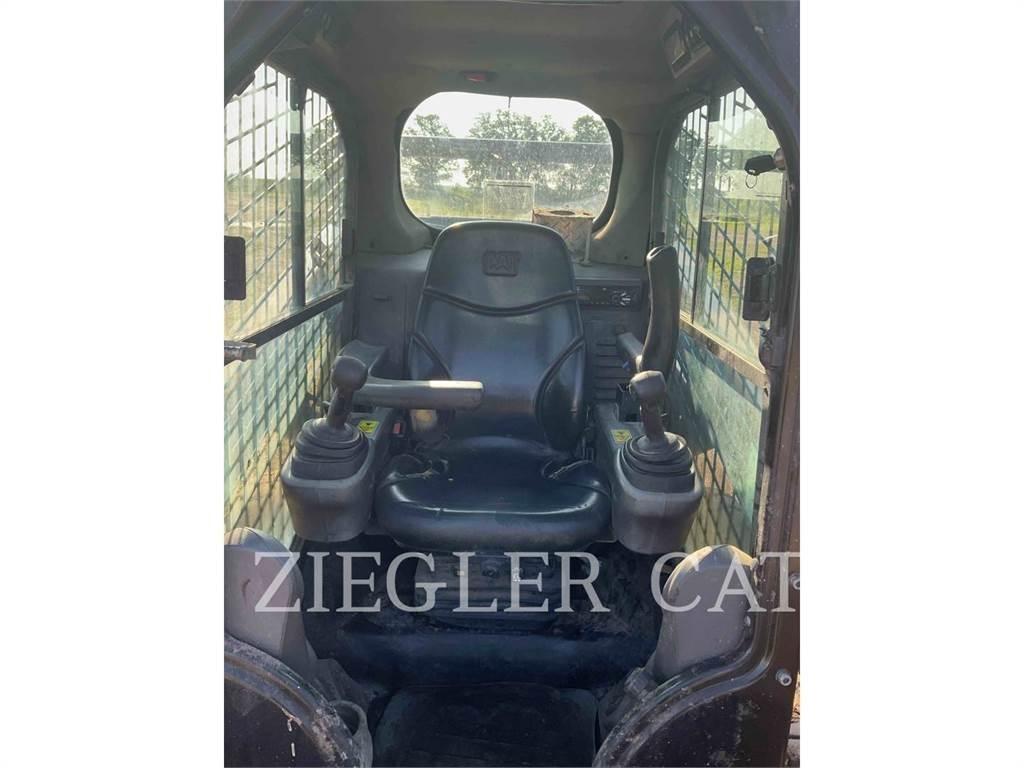 CAT 242D Schrankladers