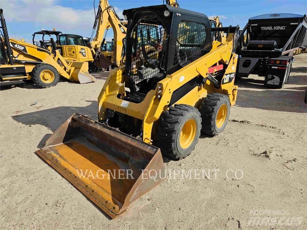 CAT 242D Schrankladers