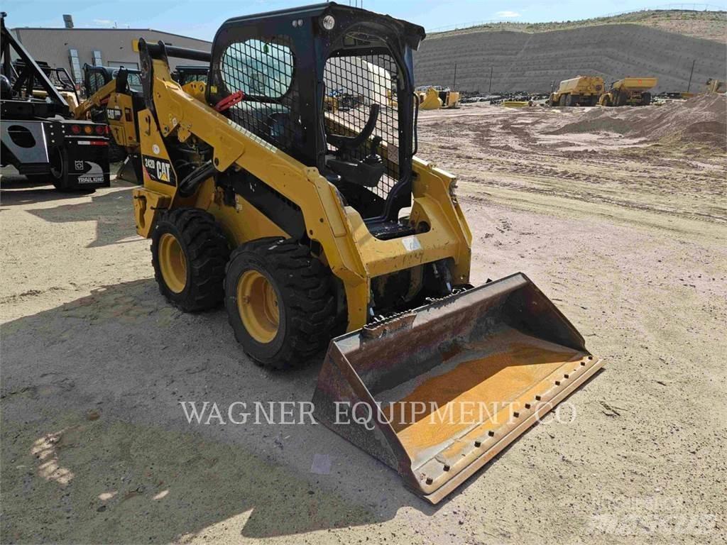 CAT 242D Schrankladers
