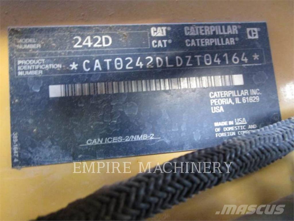 CAT 242D Schrankladers