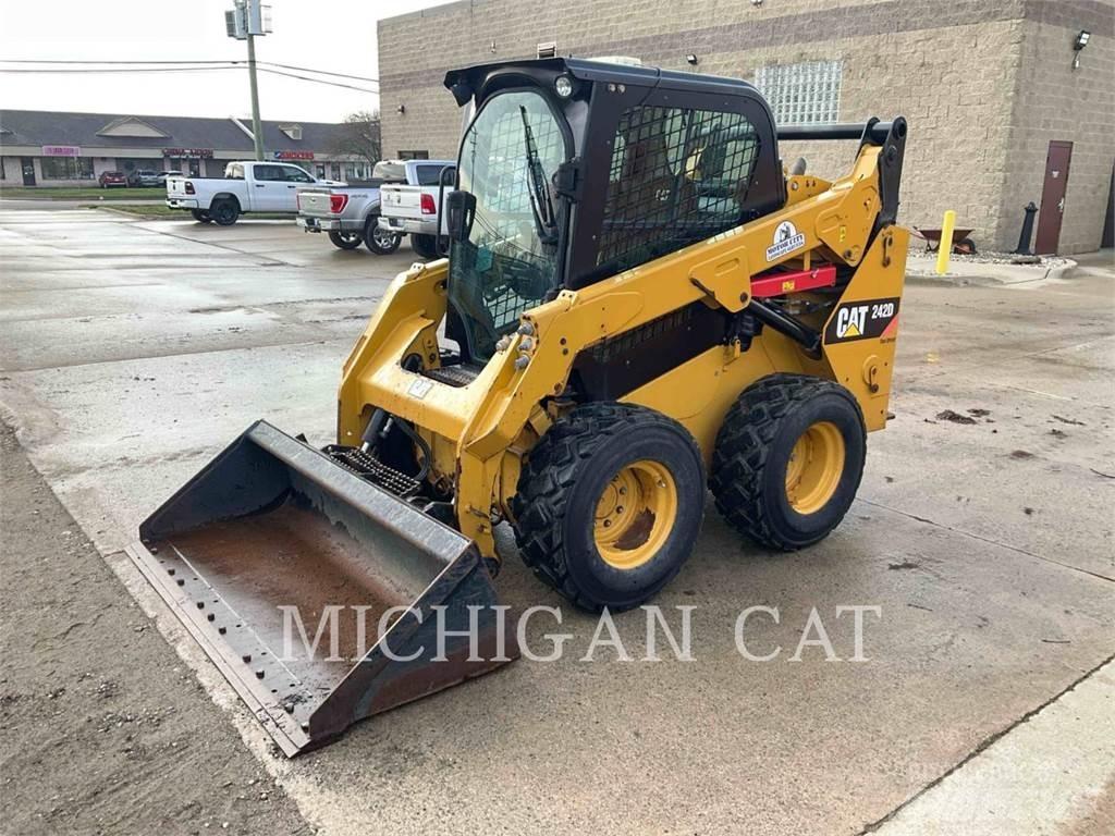 CAT 242D A2Q Schrankladers
