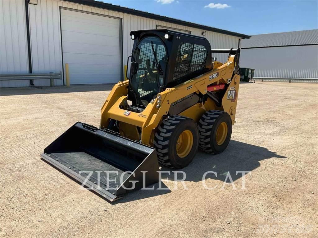 CAT 242D3 Schrankladers