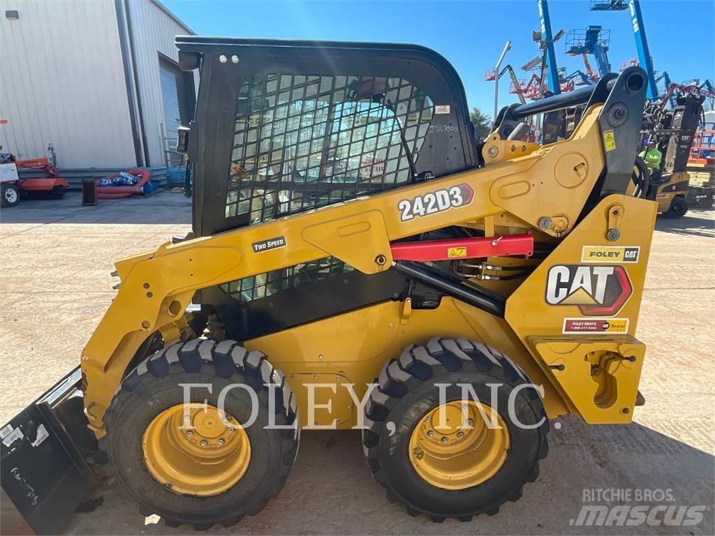 CAT 242D3 Schrankladers
