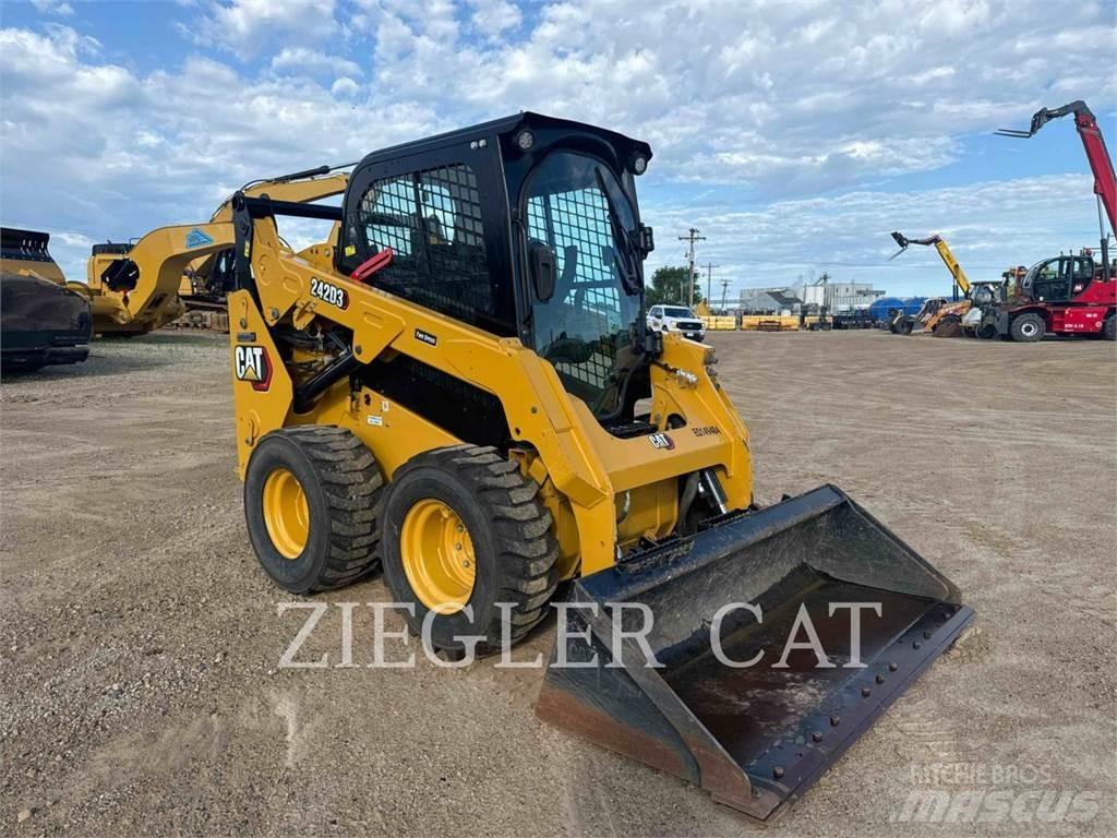 CAT 242D3 Schrankladers
