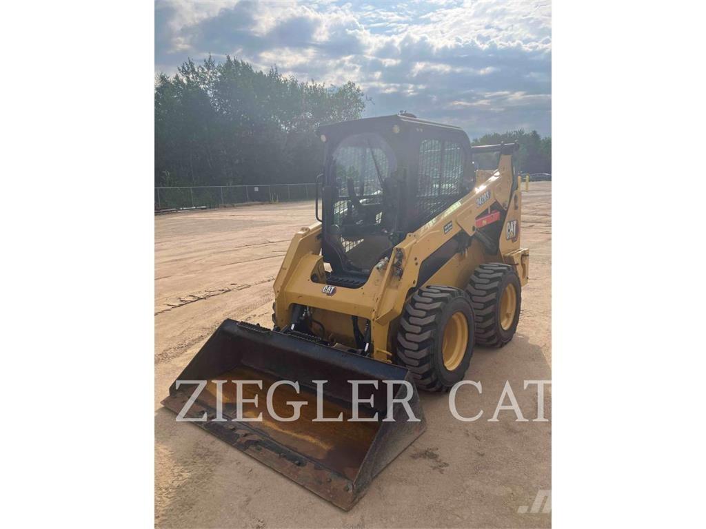 CAT 242D3 Schrankladers