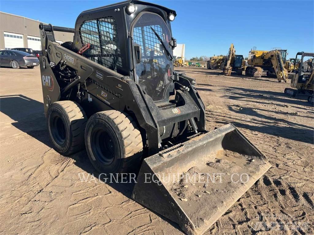 CAT 242D3 HF Schrankladers