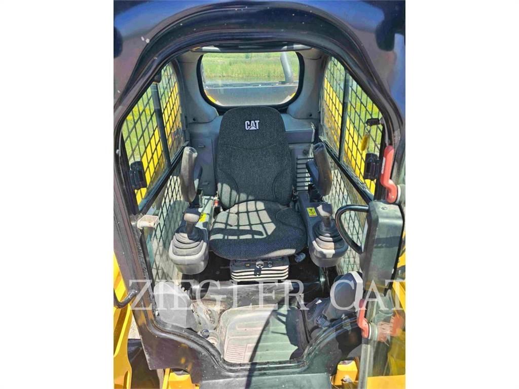 CAT 272D2 Schrankladers