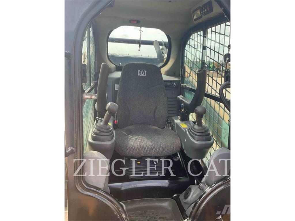 CAT 272D2 Schrankladers