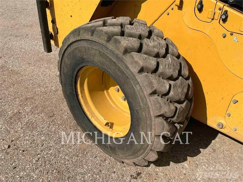 CAT 272D2XHP AQ Schrankladers