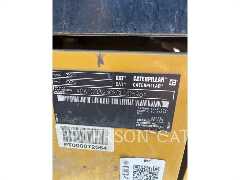 CAT 323 Rupsgraafmachines