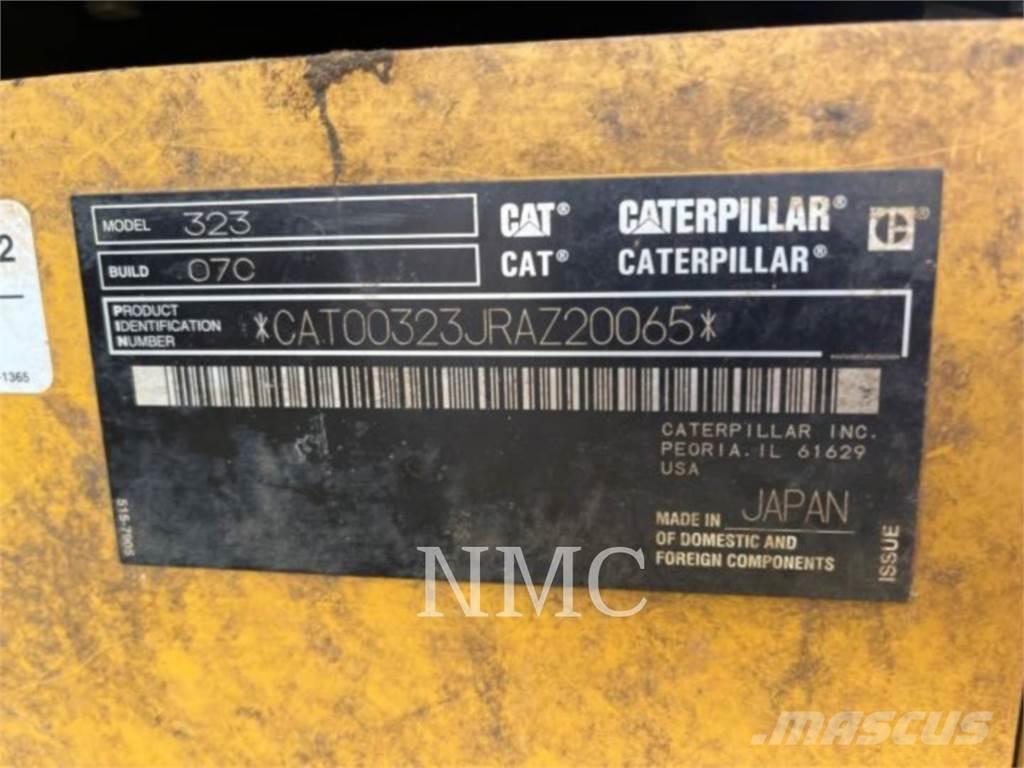 CAT 323 Rupsgraafmachines