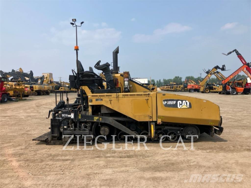 CAT AP1055F Asfaltafwerkmachines
