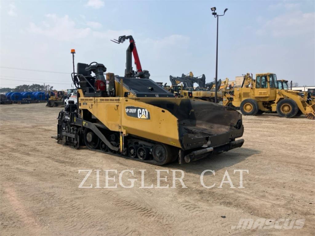 CAT AP1055F Asfaltafwerkmachines