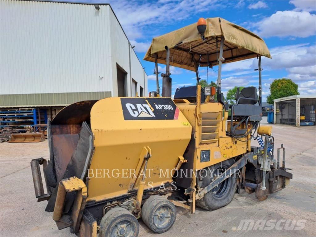 CAT AP300 Asfaltafwerkmachines