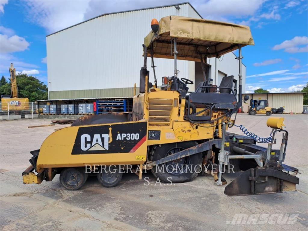 CAT AP300 Asfaltafwerkmachines