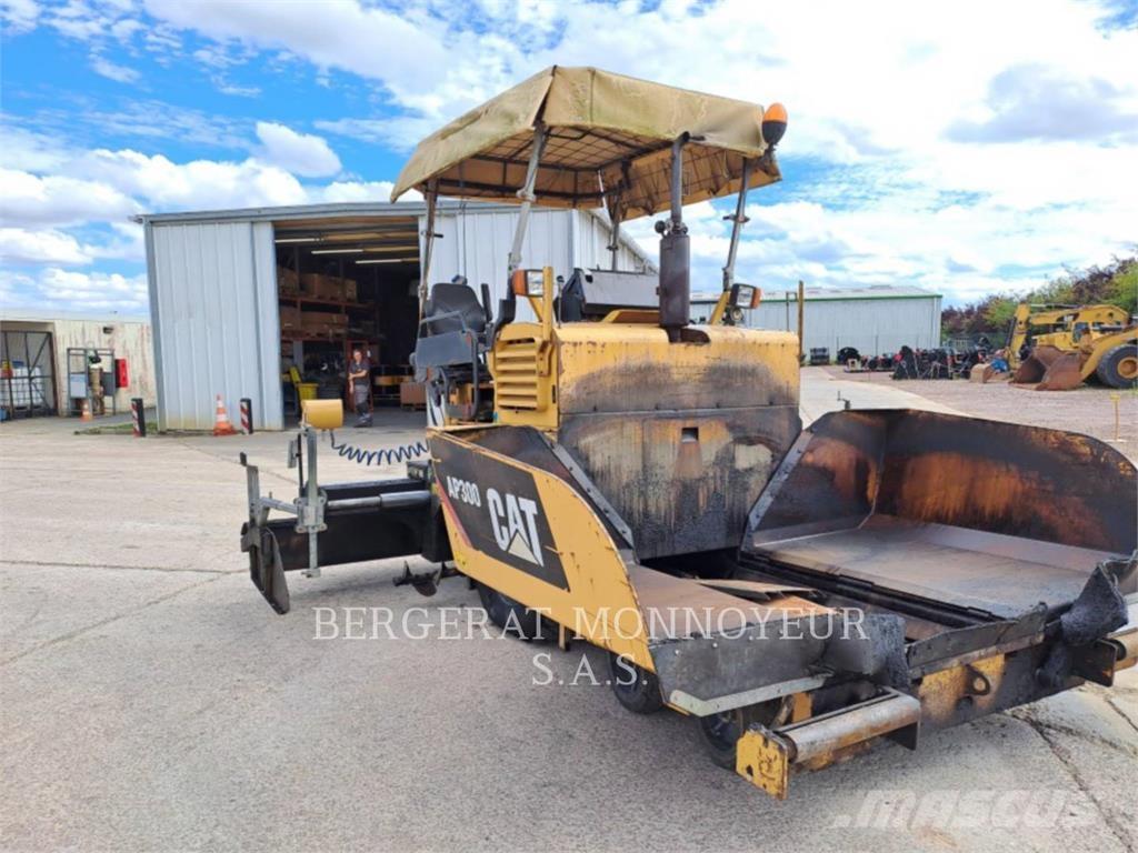 CAT AP300 Asfaltafwerkmachines