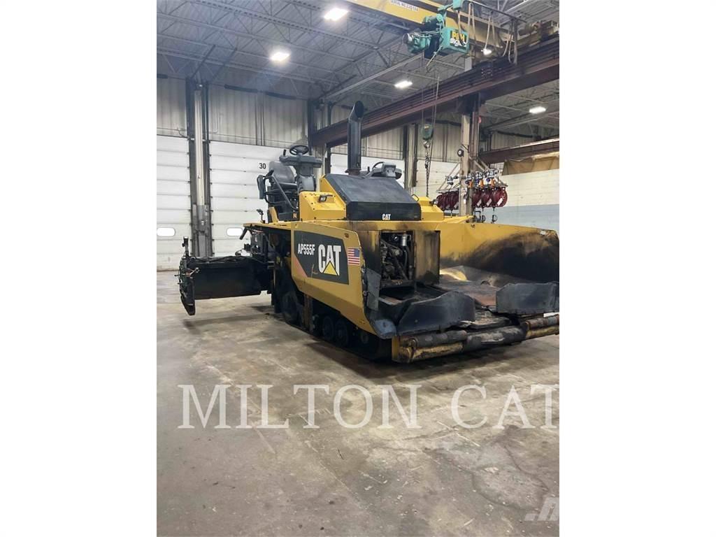CAT AP555F Asfaltafwerkmachines