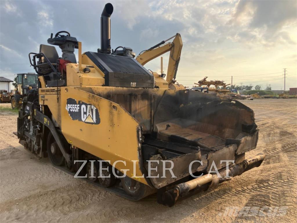 CAT AP555F Asfaltafwerkmachines