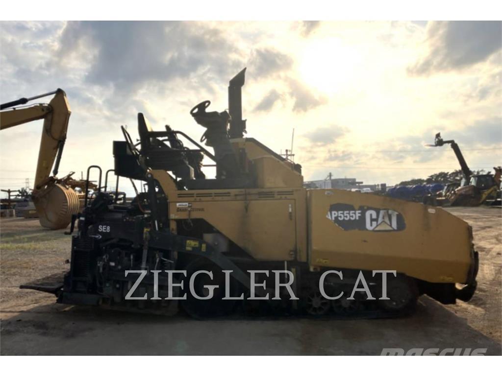 CAT AP555F Asfaltafwerkmachines