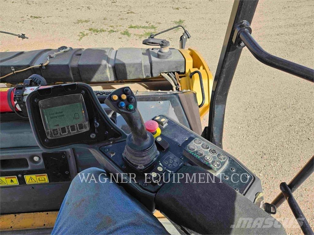 CAT CB16 Asfaltafwerkmachines