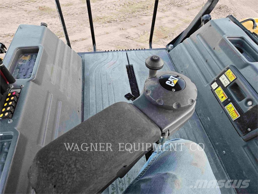 CAT CB16 Asfaltafwerkmachines