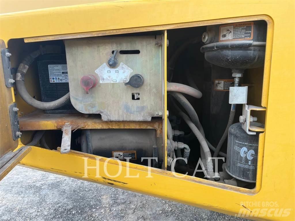 John Deere 250D Knik dumptrucks
