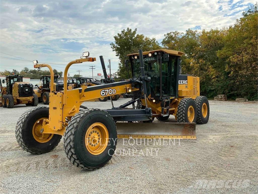John Deere 670 Graders