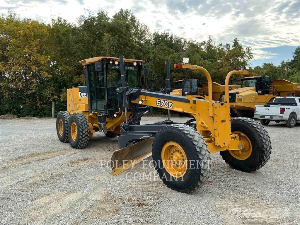 John Deere 670 Graders
