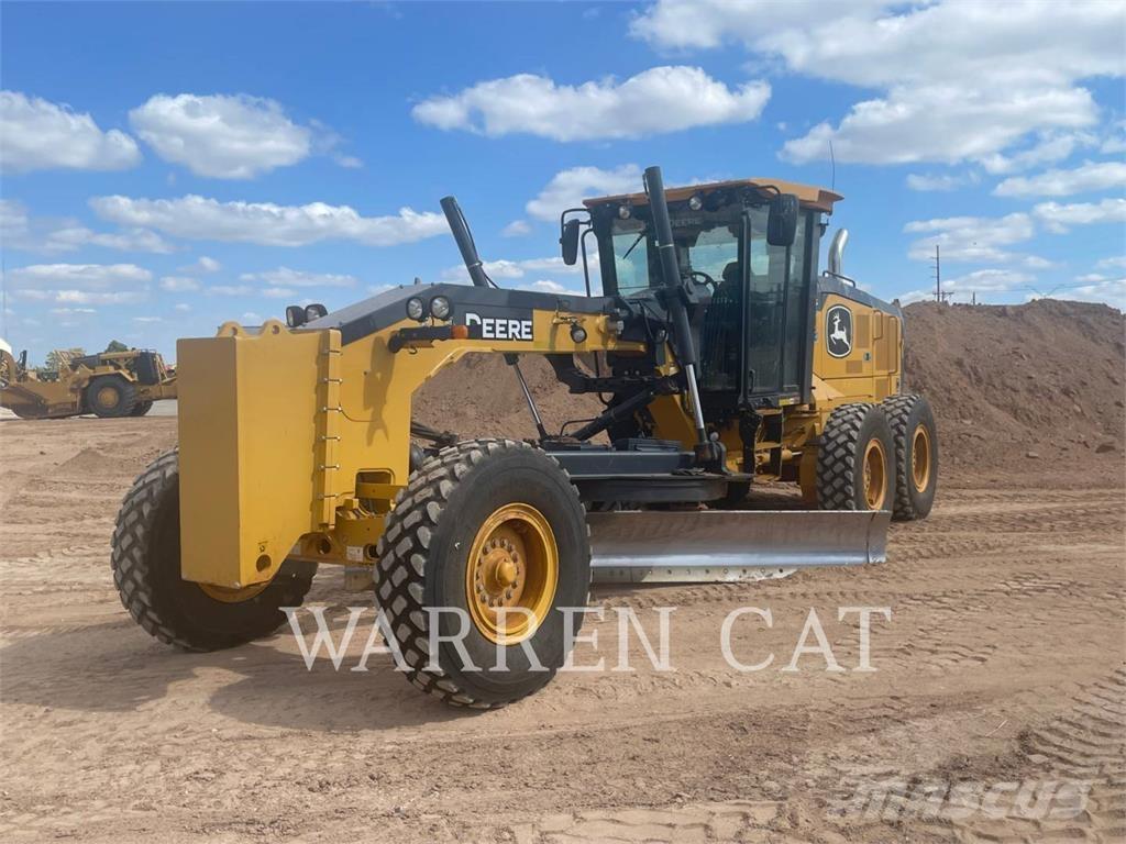 John Deere 670 Graders